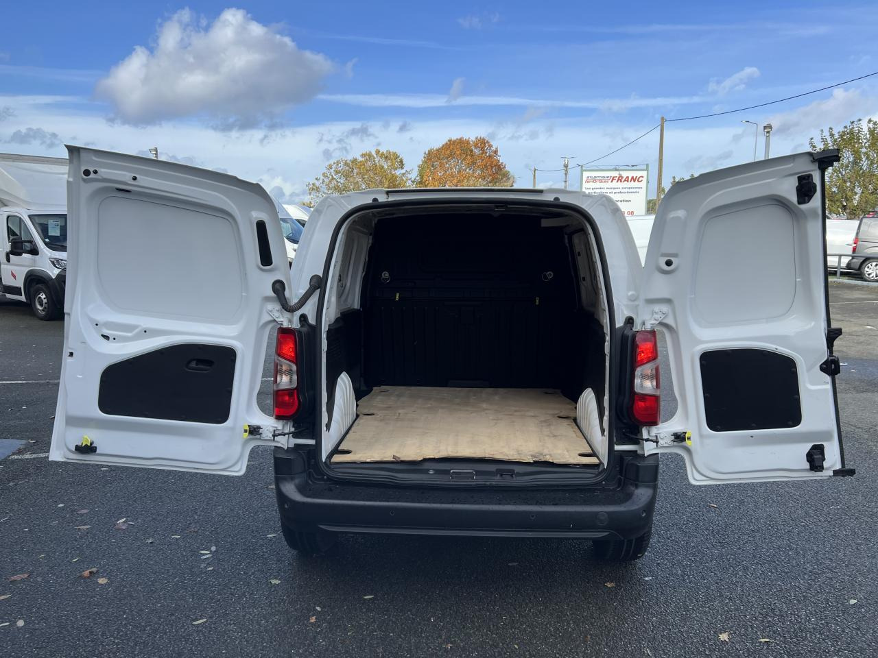 PEUGEOT Partner Standard 1.5 BlueHDi 130 CH 3 places Asphalt FOURGON - فان: صور 3 PEUGEOT Partner Standard 1.5 BlueHDi 130 CH 3 places Asphalt FOURGON - فان: صور 3