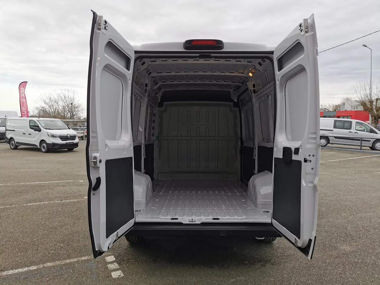 Peugeot Boxer 333 L2H2 2.2 BLUEHDI S&S 140CH ASPHALT - فان: صور 3 Peugeot Boxer 333 L2H2 2.2 BLUEHDI S&S 140CH ASPHALT - فان: صور 3