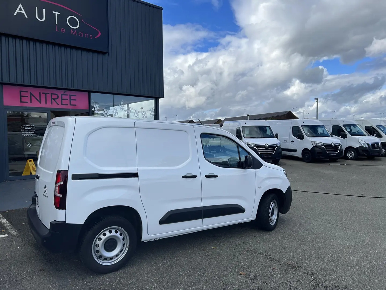 Peugeot Partner STANDARD 650KG BLUEHDI 130CH S&S PREMIUM EAT8 - فان المدمجة: صور 5 Peugeot Partner STANDARD 650KG BLUEHDI 130CH S&S PREMIUM EAT8 - فان المدمجة: صور 5