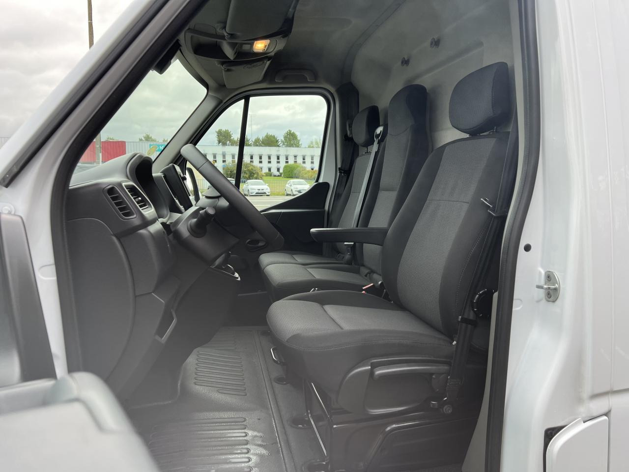 فان RENAULT Master Confort 3t5 L2H2 2.3 dCi 135 ch FOURGON Traction: صور 8
