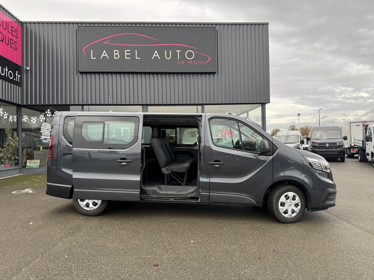 RENAULT Trafic L2 2.0 Energy dCi - 150 - S&S III COMBI Combi Zen L2H1 PHASE 3 - أخرى: صور 1 RENAULT Trafic L2 2.0 Energy dCi - 150 - S&S III COMBI Combi Zen L2H1 PHASE 3 - أخرى: صور 1