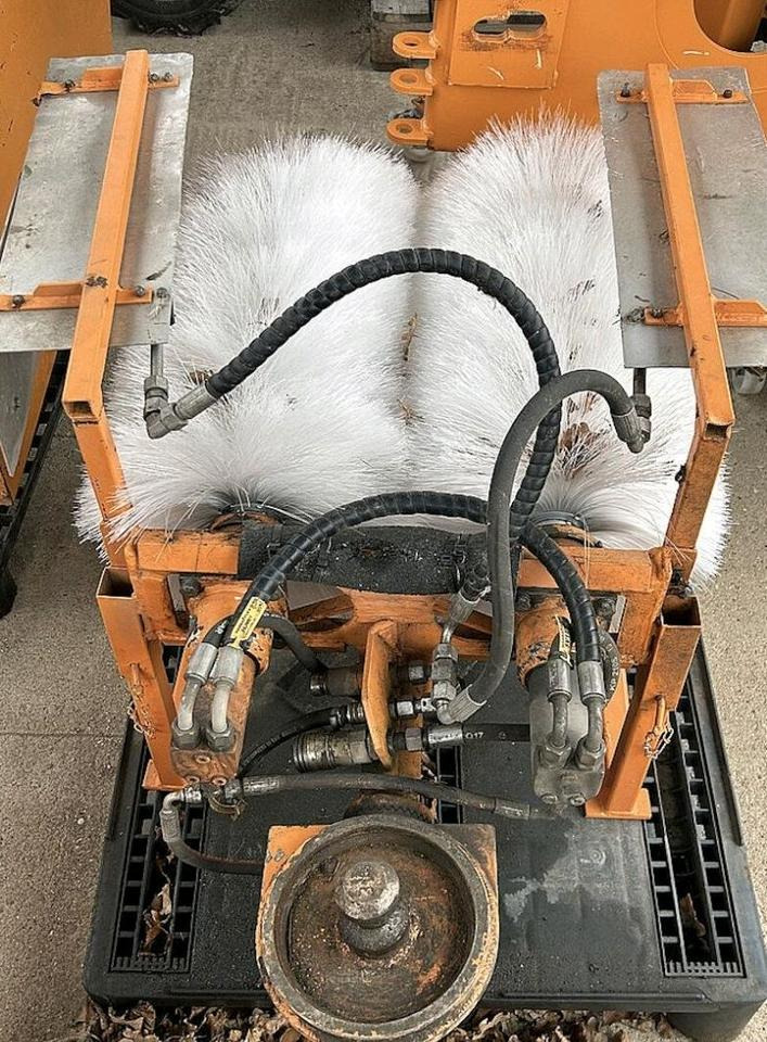 Leitpfostenwaschgerät Fiedler FLW 500 für Mähausleger Böschungsmäher Böschungsmulcher FfM 400 500 600 Leitpfostenwaschmaschine - مكنسة: صور 1 Leitpfostenwaschgerät Fiedler FLW 500 für Mähausleger Böschungsmäher Böschungsmulcher FfM 400 500 600 Leitpfostenwaschmaschine - مكنسة: صور 1