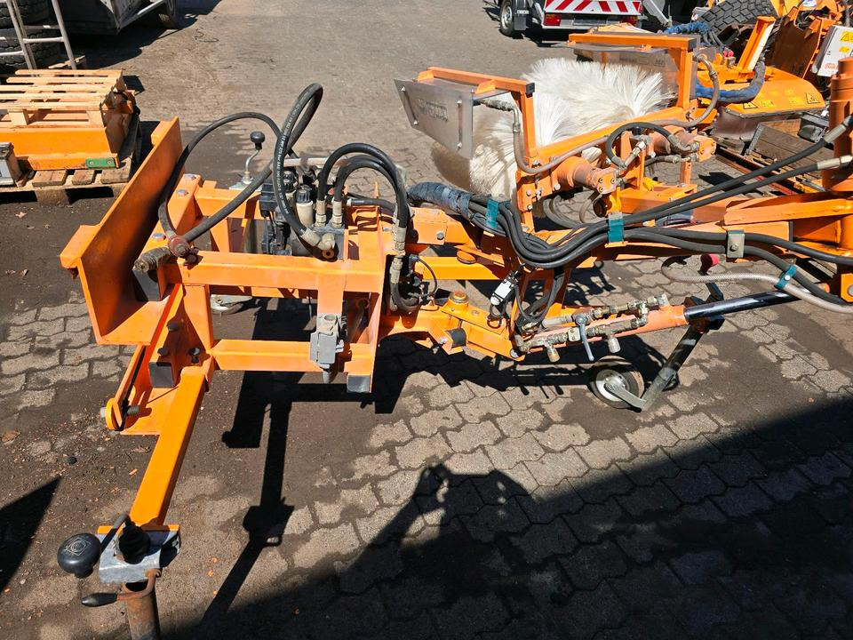 Leitpfostenwaschgerät WV 3-L für Unimog 405/10 405/12 U300 u400 300 500 318 218 423 430 530 Schmidt - مكنسة: صور 3 Leitpfostenwaschgerät WV 3-L für Unimog 405/10 405/12 U300 u400 300 500 318 218 423 430 530 Schmidt - مكنسة: صور 3