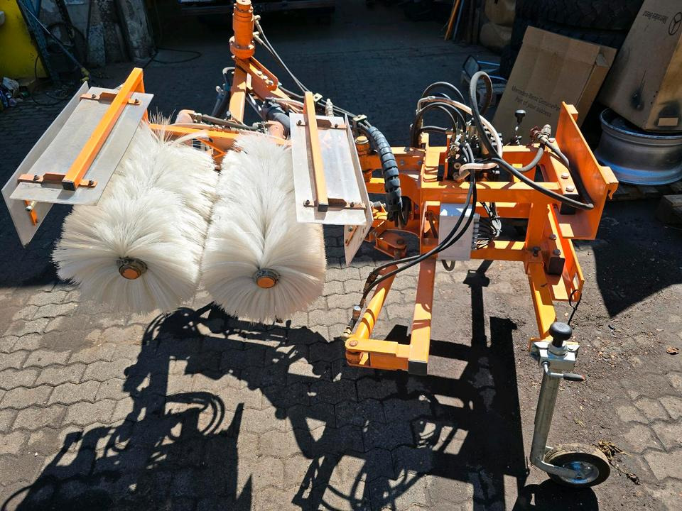 Leitpfostenwaschgerät WV 3-L für Unimog 405/10 405/12 U300 u400 300 500 318 218 423 430 530 Schmidt - مكنسة: صور 1 Leitpfostenwaschgerät WV 3-L für Unimog 405/10 405/12 U300 u400 300 500 318 218 423 430 530 Schmidt - مكنسة: صور 1