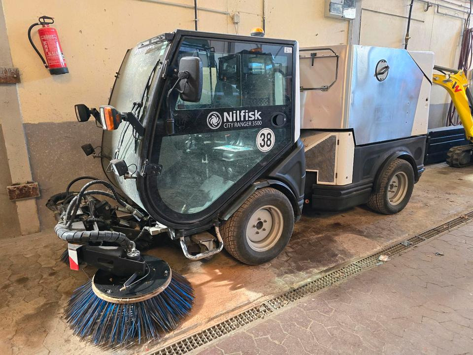 Nilfisk City Ranger 3500 Kehrmaschine Straßenkehrmaschine mit Schmidt Bediendisplay Hako Kehreinheit - سياره كنس شوارع: صور 1 Nilfisk City Ranger 3500 Kehrmaschine Straßenkehrmaschine mit Schmidt Bediendisplay Hako Kehreinheit - سياره كنس شوارع: صور 1