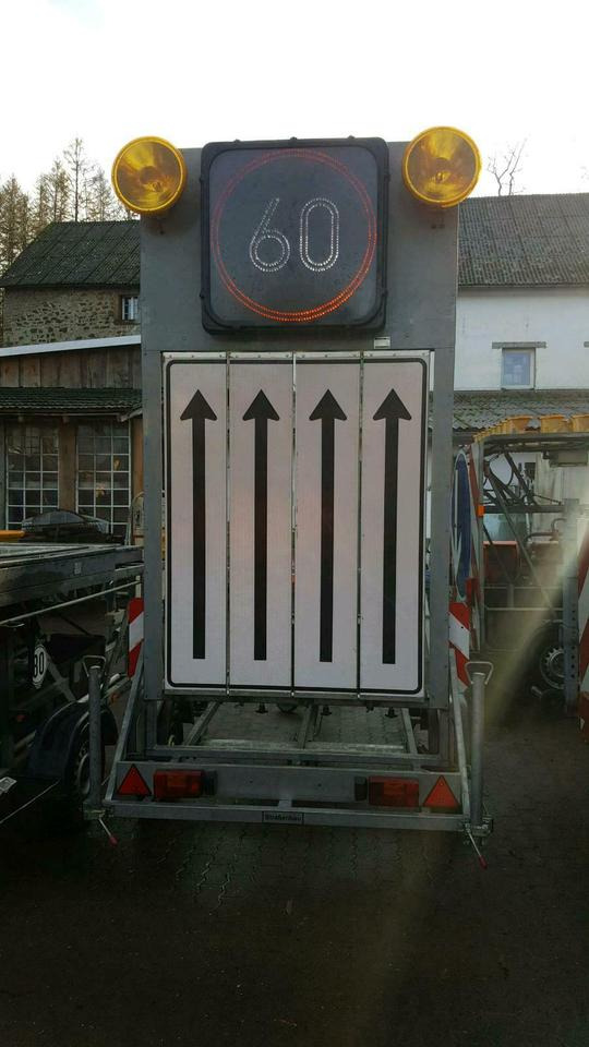 Nissen Vorwarntafel Typ VLT 1-08-70 Verkehrsleittafel Absperrtafe - مقطورة: صور 2 Nissen Vorwarntafel Typ VLT 1-08-70 Verkehrsleittafel Absperrtafe - مقطورة: صور 2