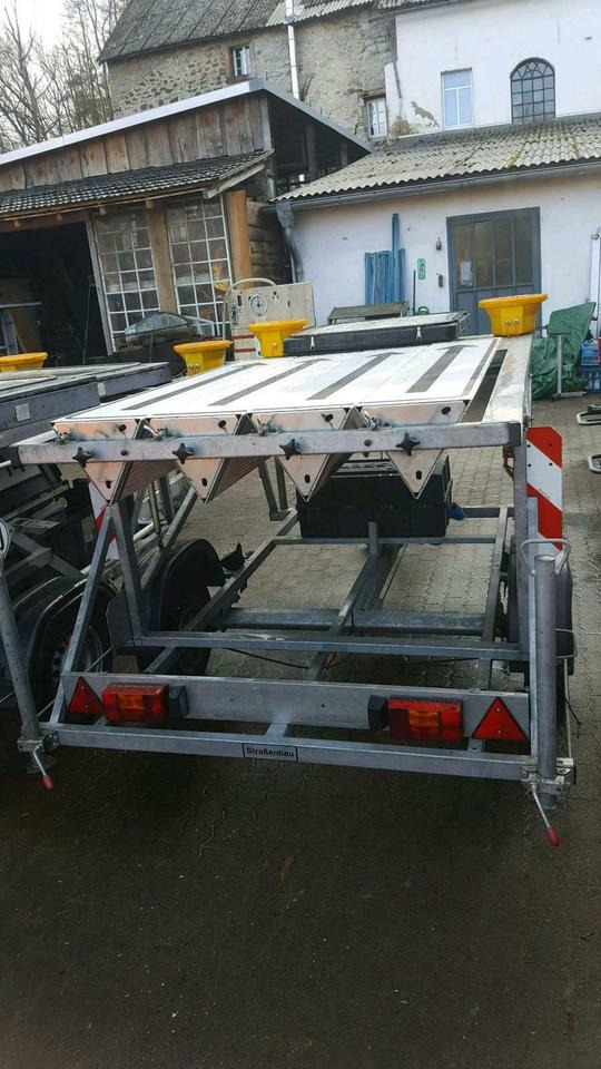 Nissen Vorwarntafel Typ VLT 1-08-70 Verkehrsleittafel Absperrtafe - مقطورة: صور 5 Nissen Vorwarntafel Typ VLT 1-08-70 Verkehrsleittafel Absperrtafe - مقطورة: صور 5