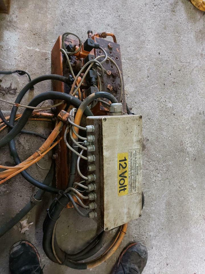 Schmidt Salzstreuer SST DST Hydr. Steuerblock Platine Steuerung - صمامات هيدروليكية - سيارة بلدية: صور 3 Schmidt Salzstreuer SST DST Hydr. Steuerblock Platine Steuerung - صمامات هيدروليكية - سيارة بلدية: صور 3