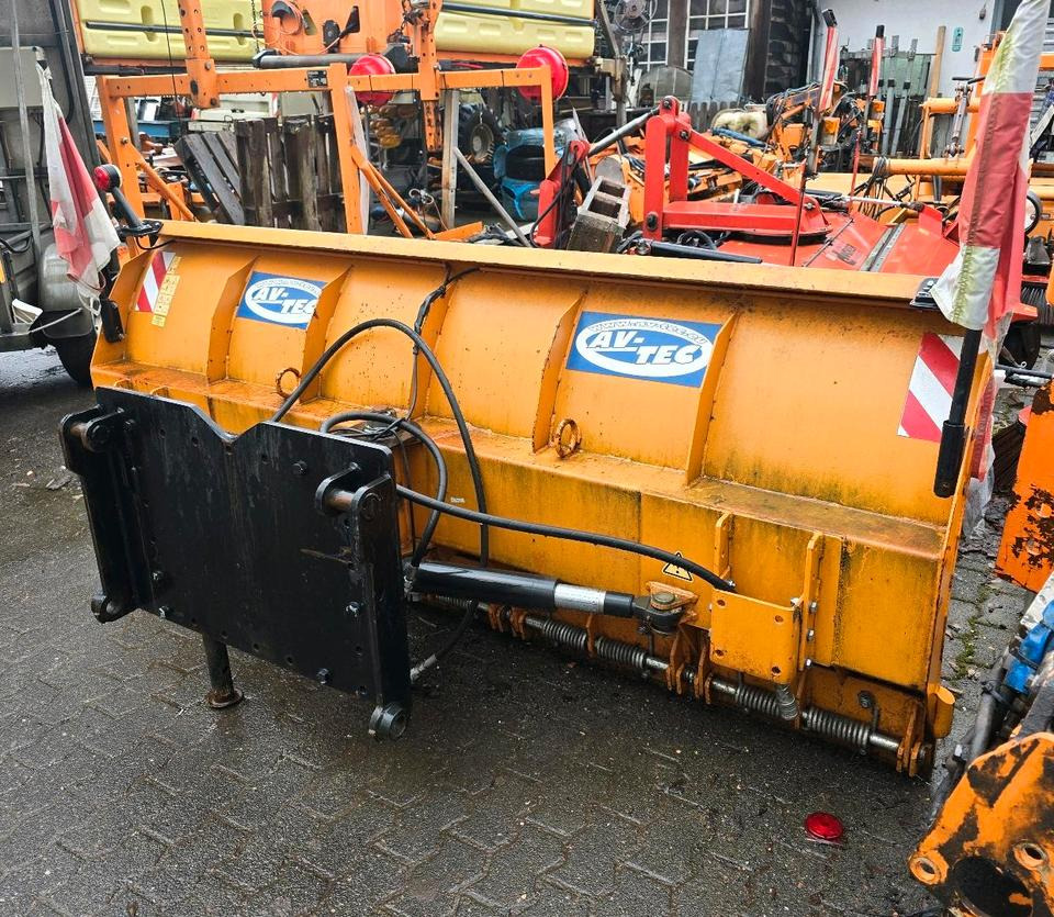 Schneepflug für Schaeff U. Yanmar Radlader Schneeschild Schneeschieber Schmidt Winterdienst - كاسحة ثلوج: صور 2 Schneepflug für Schaeff U. Yanmar Radlader Schneeschild Schneeschieber Schmidt Winterdienst - كاسحة ثلوج: صور 2