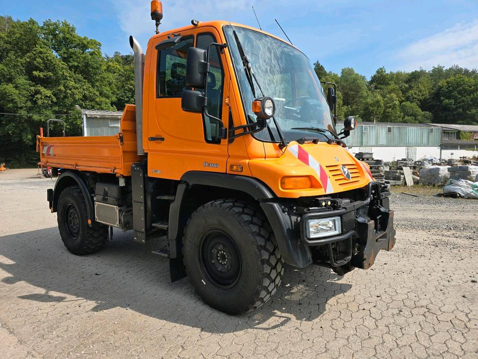 Unimog 405/10 U300 Bluetec 4 Automatik EAS Mercedes-Benz U 300 UGE UGN mit Kipperpritsche - جرافة ثلج: صور 3 Unimog 405/10 U300 Bluetec 4 Automatik EAS Mercedes-Benz U 300 UGE UGN mit Kipperpritsche - جرافة ثلج: صور 3