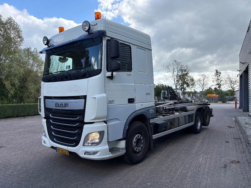 DAF XF 440 6x2 / VDL 21 TON / AFNET SYSTEEM / DUBBELLUCHT SLEPER / APK - TUV JUNI 2026 / - شاحنة ذات الخطاف: صور 2 DAF XF 440 6x2 / VDL 21 TON / AFNET SYSTEEM / DUBBELLUCHT SLEPER / APK - TUV JUNI 2026 / - شاحنة ذات الخطاف: صور 2