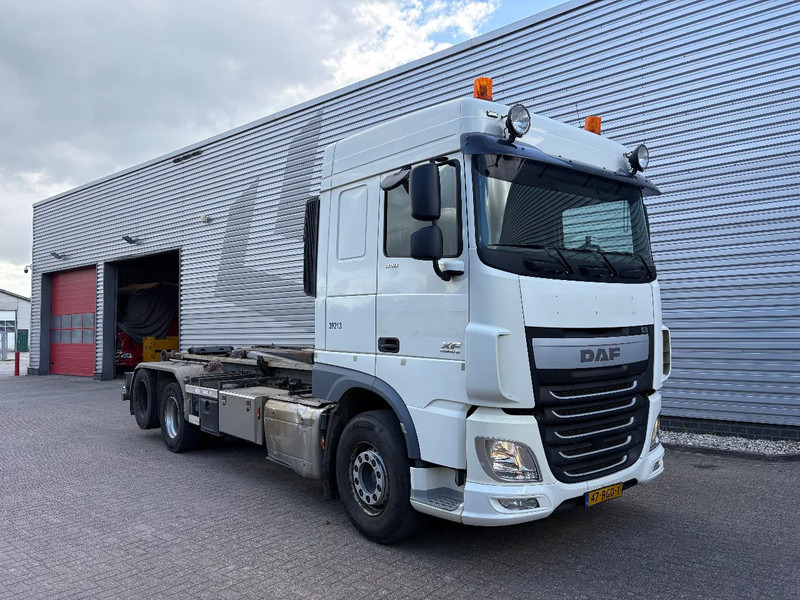 DAF XF 440 6x2 / VDL 21 TON / AFNET SYSTEEM / DUBBELLUCHT SLEPER / APK - TUV JUNI 2026 / - شاحنة ذات الخطاف: صور 1 DAF XF 440 6x2 / VDL 21 TON / AFNET SYSTEEM / DUBBELLUCHT SLEPER / APK - TUV JUNI 2026 / - شاحنة ذات الخطاف: صور 1