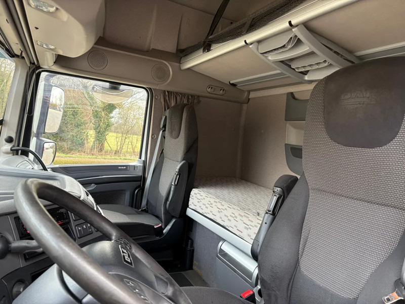 Interior photo 2: شاحنة جرار DAF XF 460 4x2 / APK - TUV JANUARI 2026 / HOLLAND TRUCK / ADR KLASSE I II III / 2 BEDS /