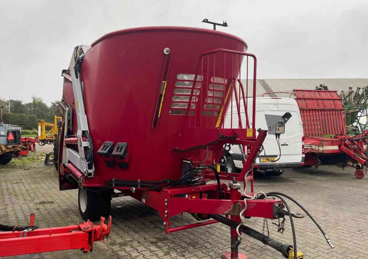 BVL V-Mix 12 LS Voermengwagen Voermachines - آلة خلط وتوزيع الأعلاف: صور 2 BVL V-Mix 12 LS Voermengwagen Voermachines - آلة خلط وتوزيع الأعلاف: صور 2
