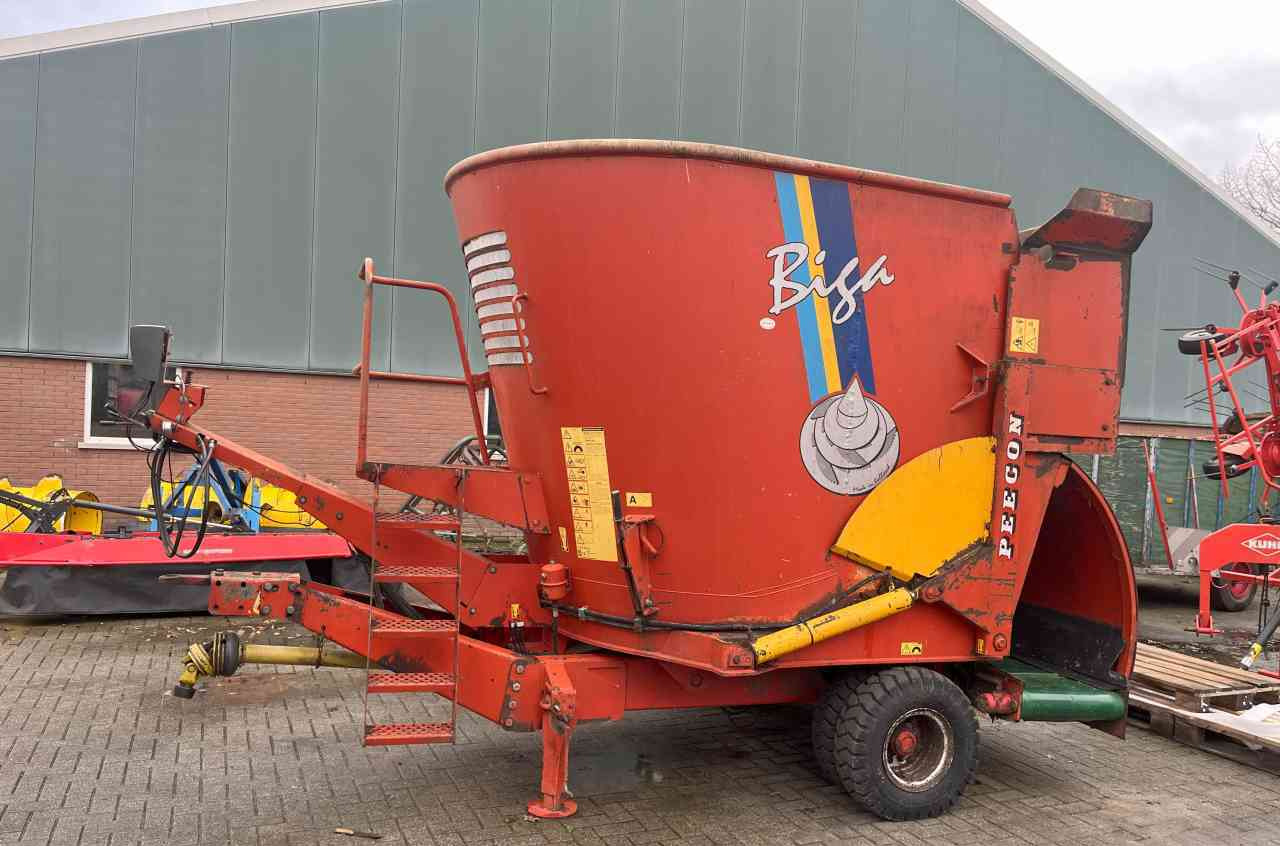 Peecon BIGA 10 voermengwagen, laadklep, voermachines - آلة خلط وتوزيع الأعلاف: صور 1 Peecon BIGA 10 voermengwagen, laadklep, voermachines - آلة خلط وتوزيع الأعلاف: صور 1