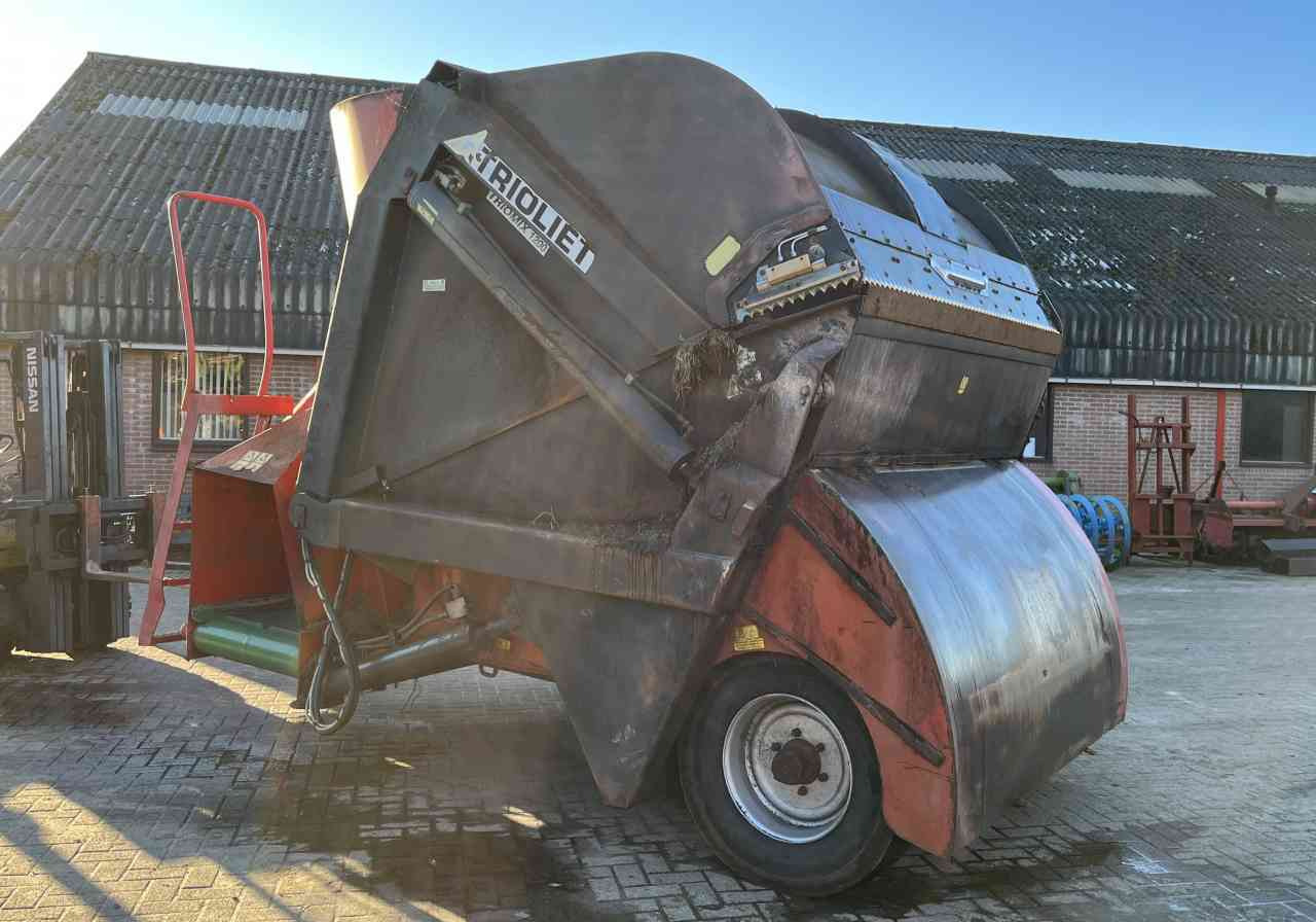 Trioliet Triomix 1200 zelfladende voermengwagen voermachines - آلة خلط وتوزيع الأعلاف: صور 4 Trioliet Triomix 1200 zelfladende voermengwagen voermachines - آلة خلط وتوزيع الأعلاف: صور 4