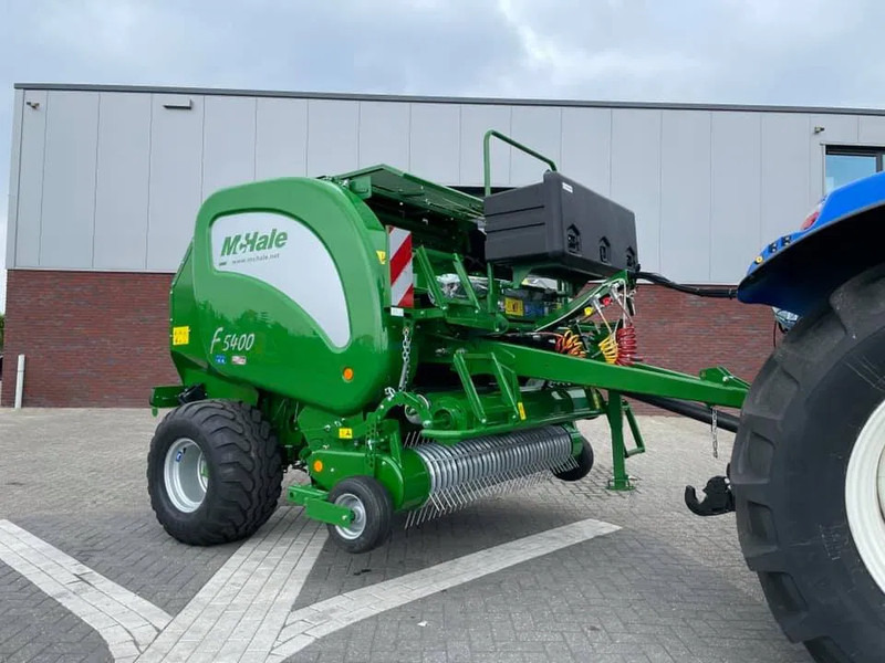 McHale F5400 - مكبس القش الدائري: صور 1 McHale F5400 - مكبس القش الدائري: صور 1