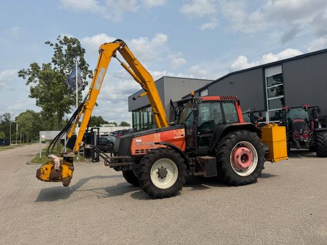 Valtra 8150 hitech met Bos maaiarm met klepelmaaier - جرار: صور 2 Valtra 8150 hitech met Bos maaiarm met klepelmaaier - جرار: صور 2