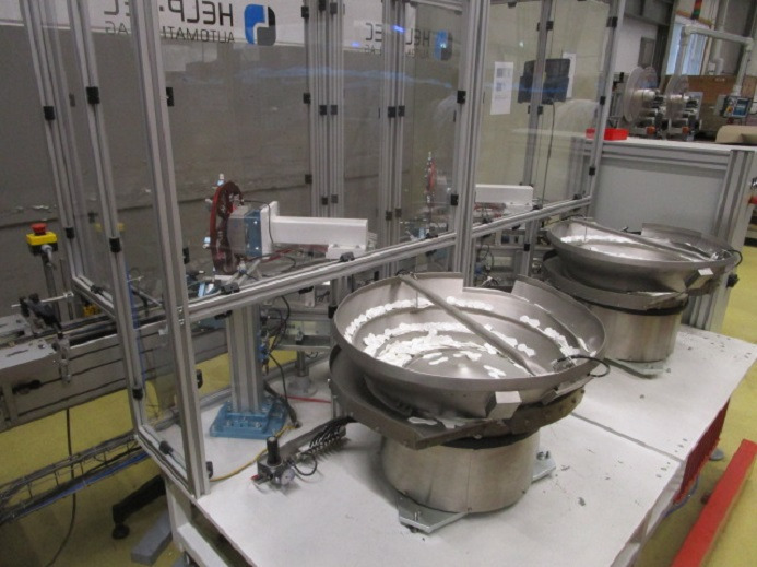 DECKEL ETIKETTIER ANLAGE SCHLEUTER GU 2 DO MIT 2xLÖFFELEINLEGESTATIONEN - معدات صناعية: صور 2 DECKEL ETIKETTIER ANLAGE SCHLEUTER GU 2 DO MIT 2xLÖFFELEINLEGESTATIONEN - معدات صناعية: صور 2