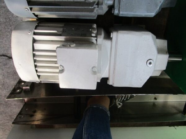 ELEKTROMOTOR MIT GETRIEBE - قطع الغيار - آلات الطباعة: صور 1 ELEKTROMOTOR MIT GETRIEBE - قطع الغيار - آلات الطباعة: صور 1