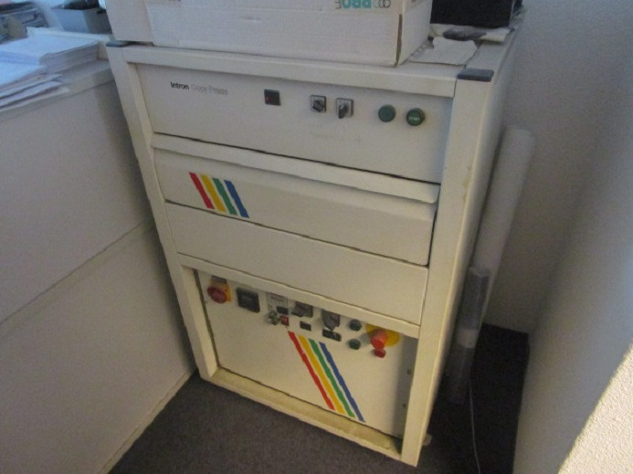 PNEUMATISCHE TRANSFERPRESSEN – HITZEPRESSE FÜR T-SHIRT DRUCK – INTRON COPY PRESS 300 220 070 - آلات الطباعة: صور 2 PNEUMATISCHE TRANSFERPRESSEN – HITZEPRESSE FÜR T-SHIRT DRUCK – INTRON COPY PRESS 300 220 070 - آلات الطباعة: صور 2