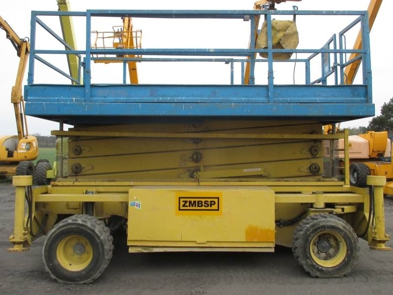 Holland Lift B 165 DL 24 - رافعات مقصية: صور 2 Holland Lift B 165 DL 24 - رافعات مقصية: صور 2