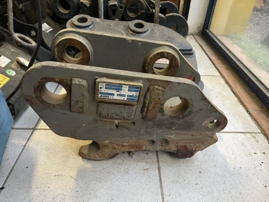 Attache rapide hydraulique Arden qa20 - qa21 - وصلة الربط للمعدات المعلقة: صور 2 Attache rapide hydraulique Arden qa20 - qa21 - وصلة الربط للمعدات المعلقة: صور 2