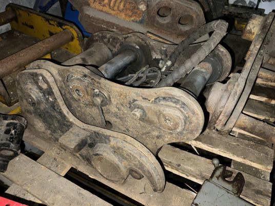 Attache rapide hydraulique Blanchard - وصلة الربط للمعدات المعلقة: صور 1 Attache rapide hydraulique Blanchard - وصلة الربط للمعدات المعلقة: صور 1