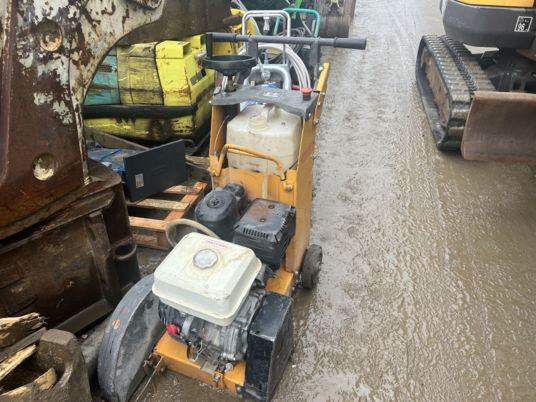 Scie à sol HUSQVARNA - معدات البناء: صور 1 Scie à sol HUSQVARNA - معدات البناء: صور 1