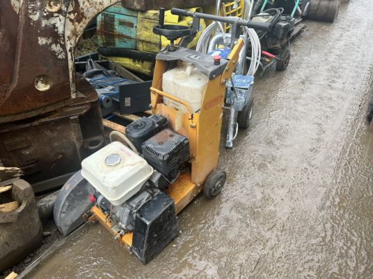 Scie à sol HUSQVARNA - معدات البناء: صور 2 Scie à sol HUSQVARNA - معدات البناء: صور 2