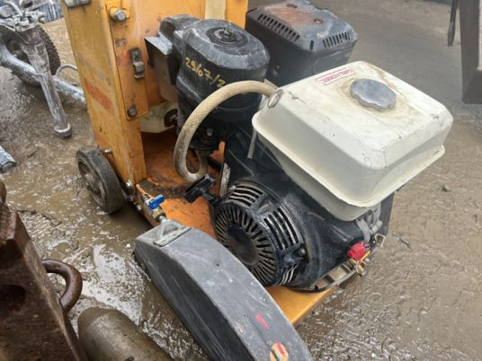 Scie à sol HUSQVARNA - معدات البناء: صور 3 Scie à sol HUSQVARNA - معدات البناء: صور 3