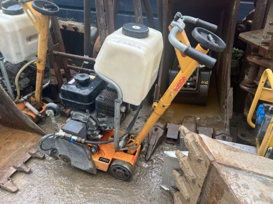 Scie à sol HUSQVARNA - معدات البناء: صور 1 Scie à sol HUSQVARNA - معدات البناء: صور 1