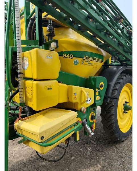 JOHN DEERE 840 - آلة الرش المقطورة: صور 3 JOHN DEERE 840 - آلة الرش المقطورة: صور 3