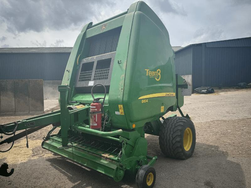 JOHN DEERE 864 - مكبس القش الدائري: صور 1 JOHN DEERE 864 - مكبس القش الدائري: صور 1
