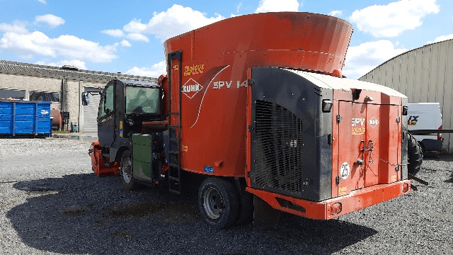 KUHN SPV14 - آلة خلط وتوزيع الأعلاف: صور 2 KUHN SPV14 - آلة خلط وتوزيع الأعلاف: صور 2