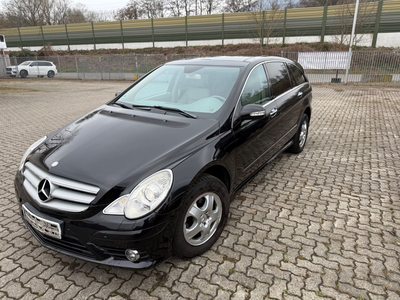 Mercedes-Benz R - سيارة دفع رباعي: صور 1 Mercedes-Benz R - سيارة دفع رباعي: صور 1