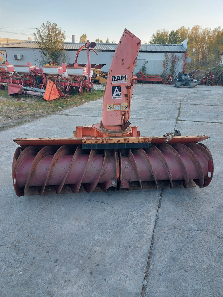 Freza zapada/Snow blower Assaloni pentru Buldoexcavator/Bobcat/Incatcator frontal - منفاخ الثلوج - آلات البناء: صور 1 Freza zapada/Snow blower Assaloni pentru Buldoexcavator/Bobcat/Incatcator frontal - منفاخ الثلوج - آلات البناء: صور 1