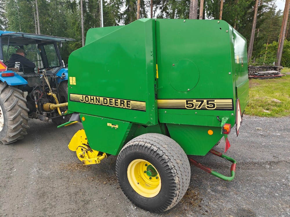 JOHN DEERE Pyöröpaalain 575 - مكبس القش الدائري: صور 2 JOHN DEERE Pyöröpaalain 575 - مكبس القش الدائري: صور 2