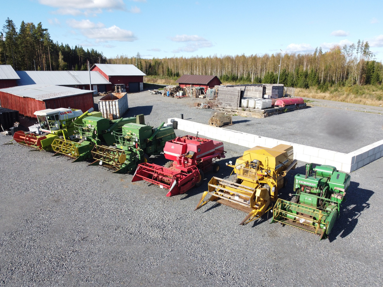 Puimureita / Combine harvesters 6kpl / 6pcs - Claas, John Deere, Massey Ferguson... - حصادة شاملة: صور 2 Puimureita / Combine harvesters 6kpl / 6pcs - Claas, John Deere, Massey Ferguson... - حصادة شاملة: صور 2