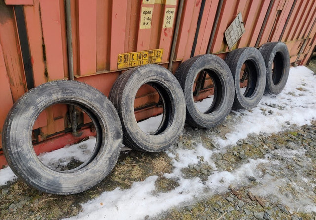 Renkaat 5 kpl koko 205/65R17.5 - الإطارات - الآلات والماكينات الزراعية: صور 1 Renkaat 5 kpl koko 205/65R17.5 - الإطارات - الآلات والماكينات الزراعية: صور 1