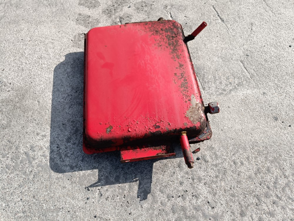 Sampo 410 hydrauliikkaöljysäiliö  - خزان هيدروليكي - حصادة شاملة: صور 3 Sampo 410 hydrauliikkaöljysäiliö  - خزان هيدروليكي - حصادة شاملة: صور 3