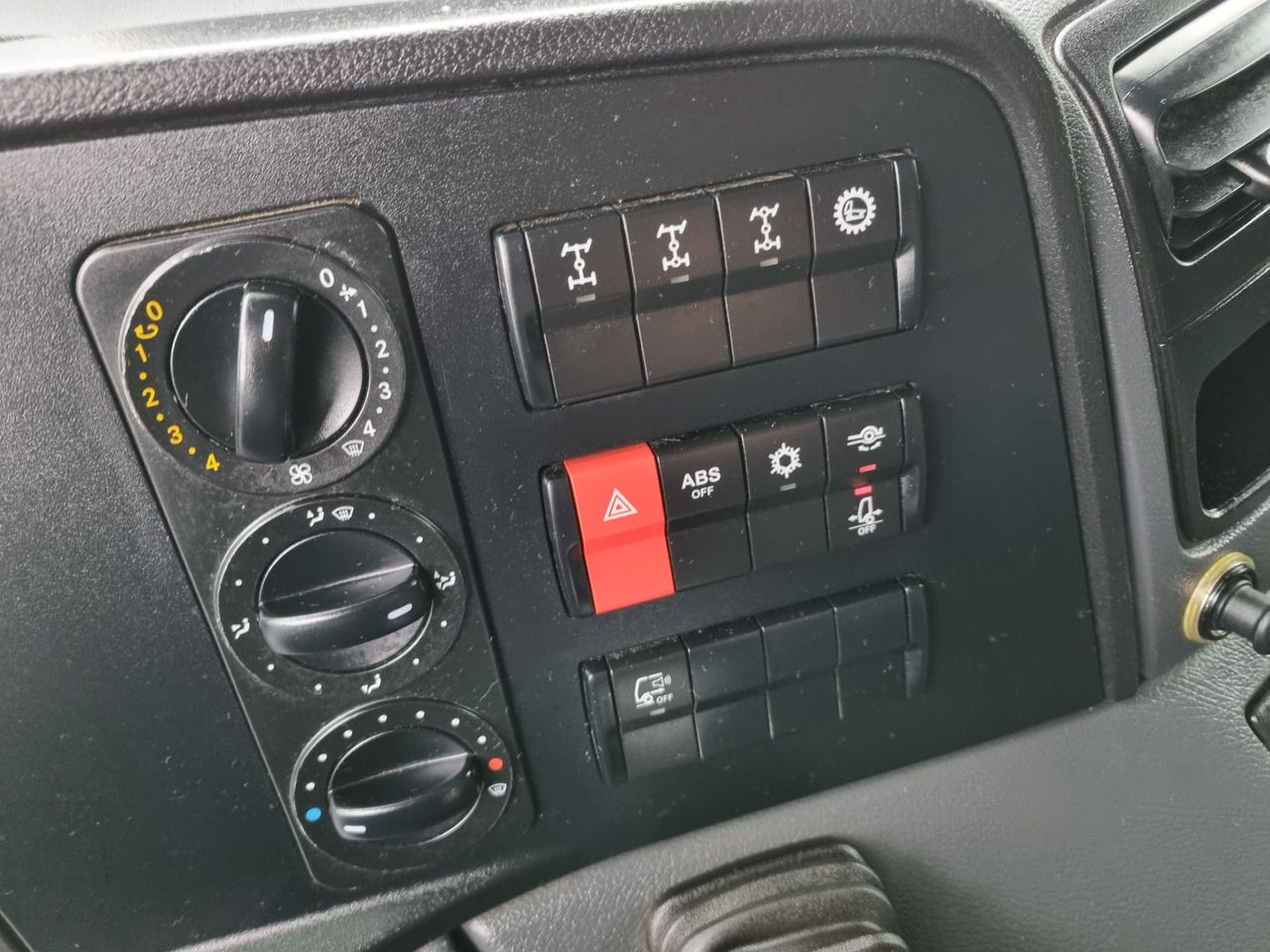 MERCEDES-BENZ ATEGO 1323 4x4 ABROLKIPPER - شاحنة ذات الخطاف: صور 3 MERCEDES-BENZ ATEGO 1323 4x4 ABROLKIPPER - شاحنة ذات الخطاف: صور 3
