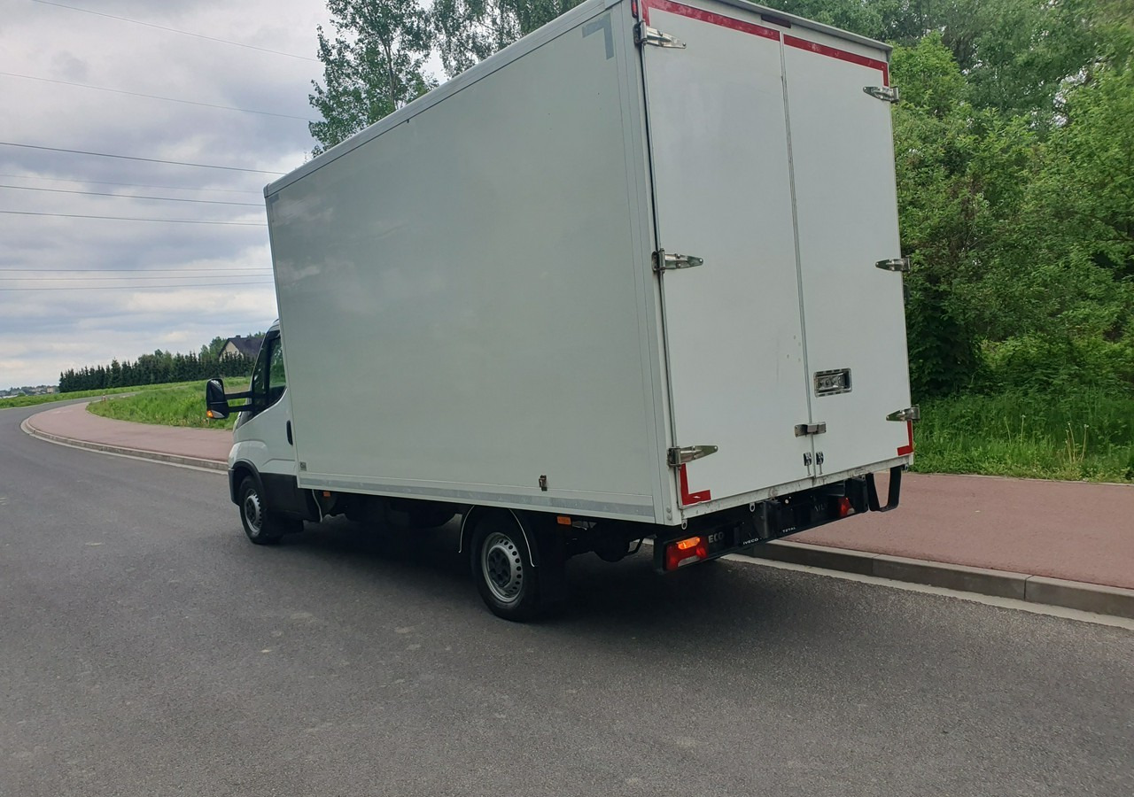 Iveco 35 Daily 35S14 klima * 3 osobowy *nowy rozrząd * - الشاحنات الصغيرة صندوق مغلق: صور 5 Iveco 35 Daily 35S14 klima * 3 osobowy *nowy rozrząd * - الشاحنات الصغيرة صندوق مغلق: صور 5