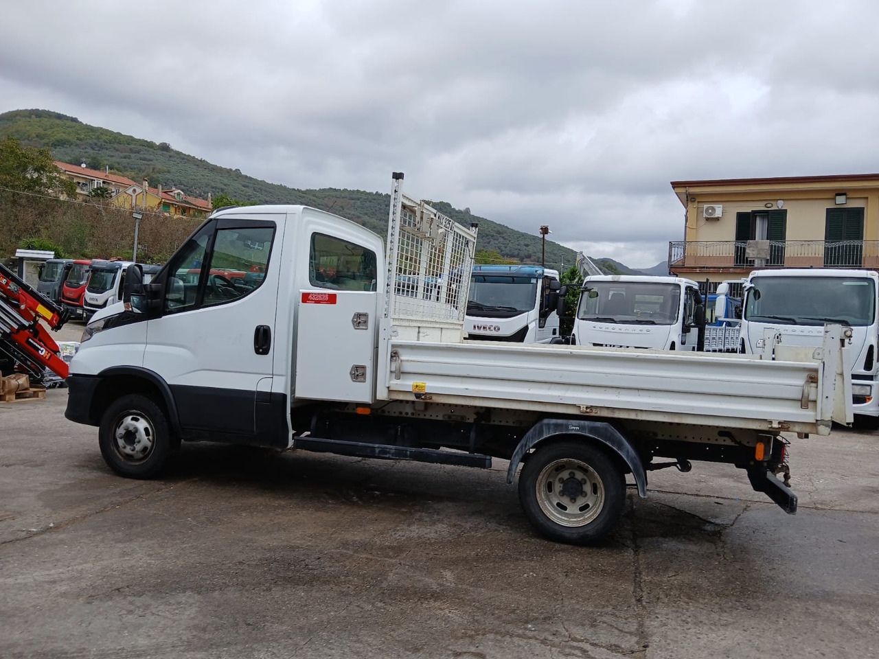 IVECO DAILY 35-120 - شاحنة كرين: صور 4 IVECO DAILY 35-120 - شاحنة كرين: صور 4