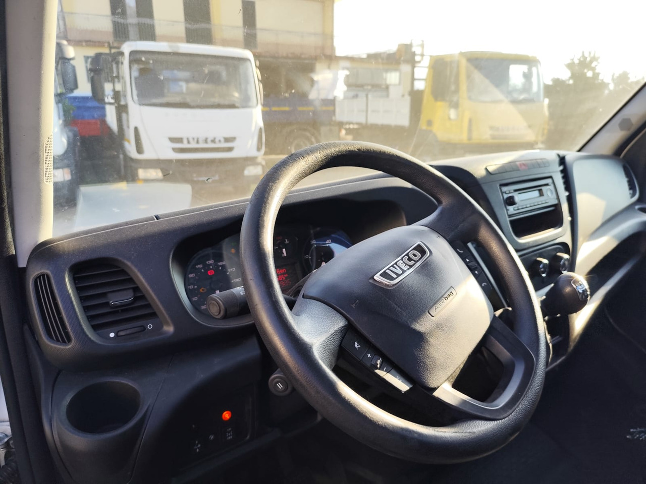 IVECO DAILY 35C15 - شاحنة كرين, قلاب صغير: صور 3 IVECO DAILY 35C15 - شاحنة كرين, قلاب صغير: صور 3