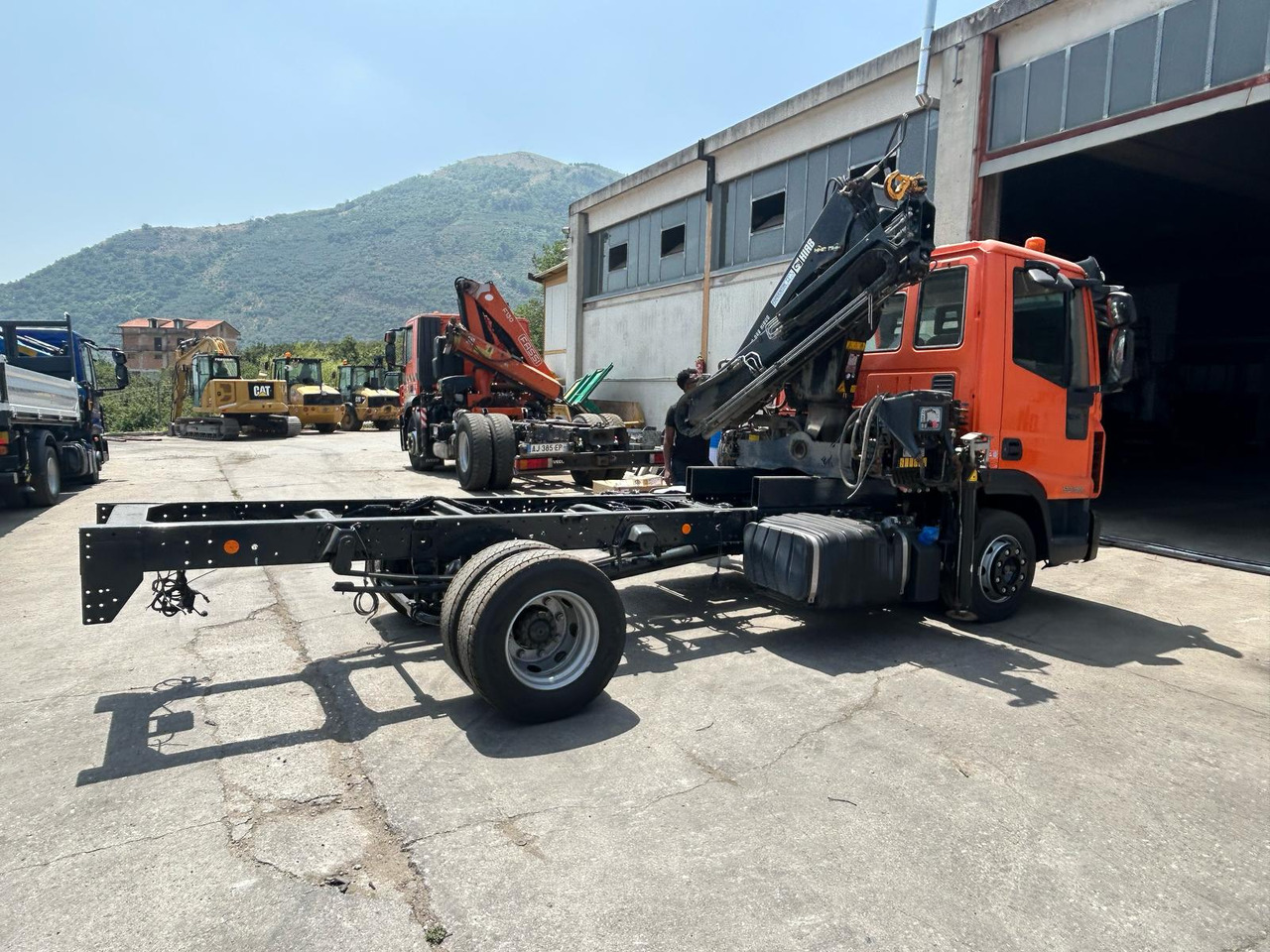 IVECO EUROCARGO 120-190L - شاحنة كرين: صور 3 IVECO EUROCARGO 120-190L - شاحنة كرين: صور 3