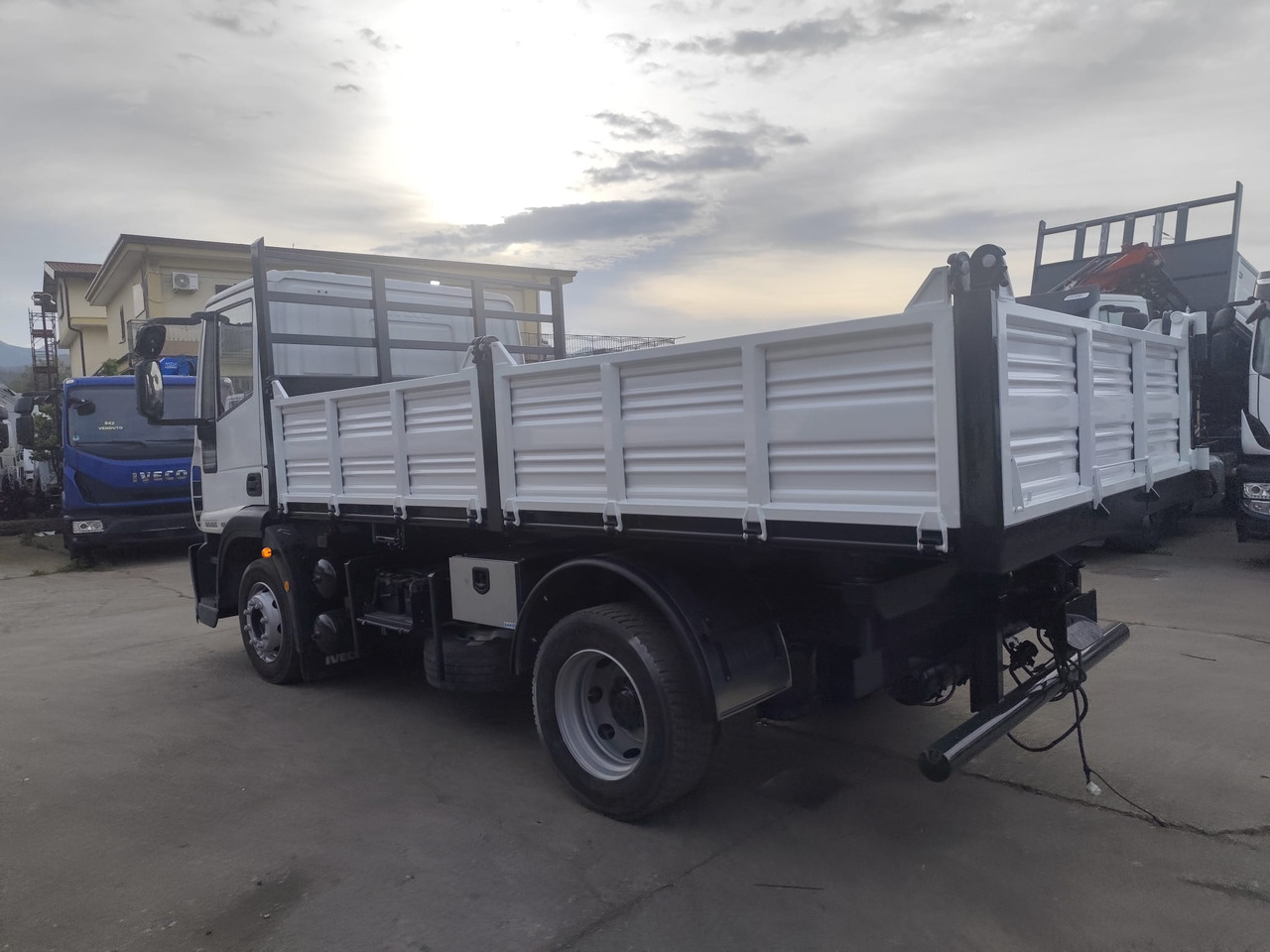 IVECO EUROCARGO 120E25 - قلابات: صور 3 IVECO EUROCARGO 120E25 - قلابات: صور 3