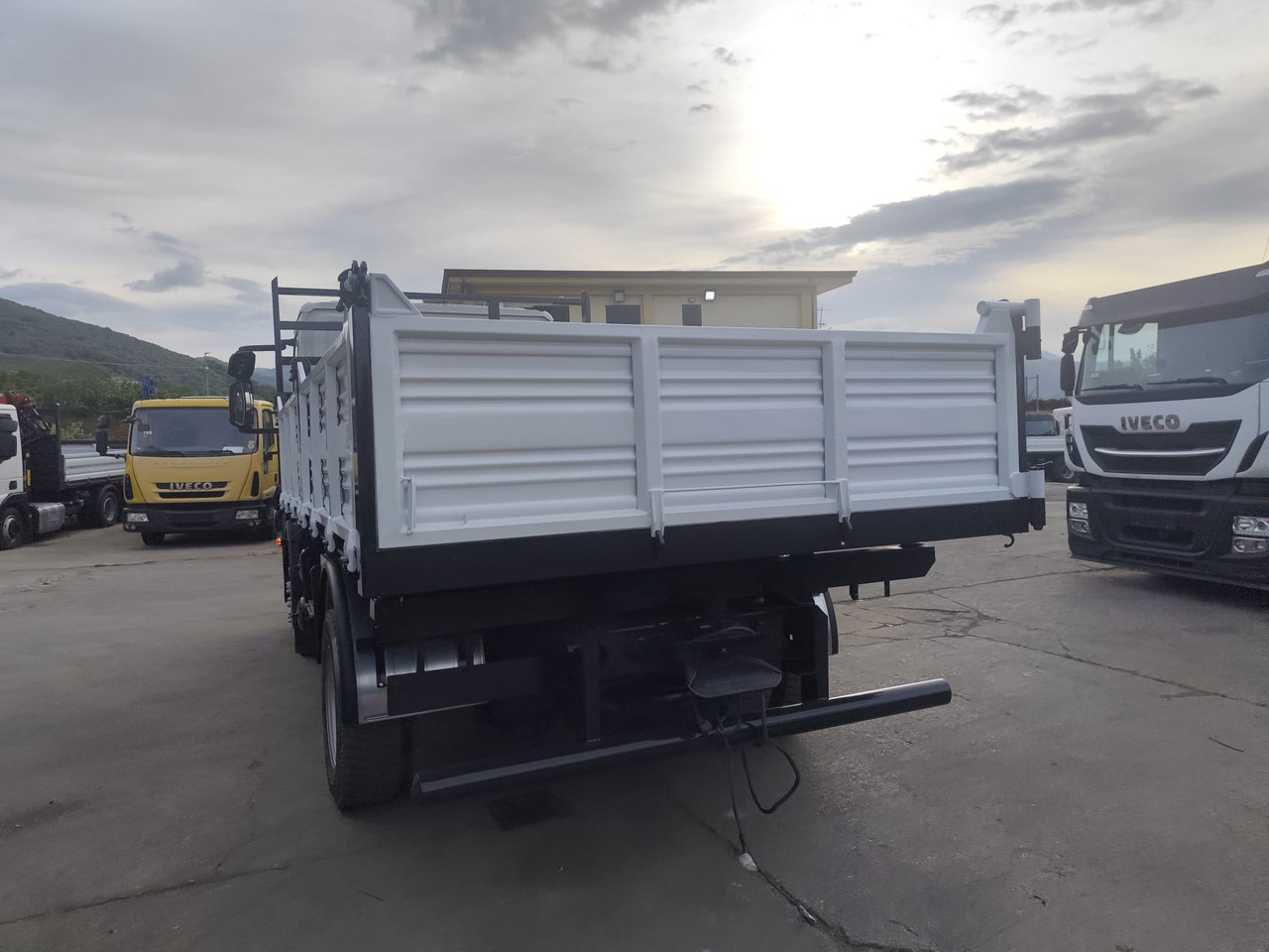 IVECO EUROCARGO 120E25 - قلابات: صور 4 IVECO EUROCARGO 120E25 - قلابات: صور 4