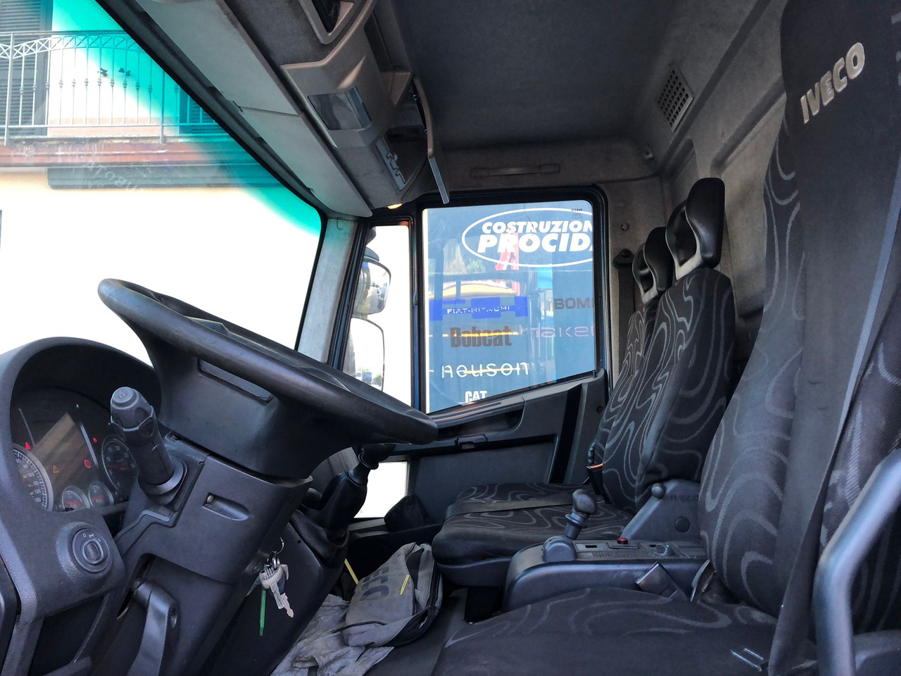 IVECO EUROCARGO 140E25 - شاحنة كرين: صور 4 IVECO EUROCARGO 140E25 - شاحنة كرين: صور 4