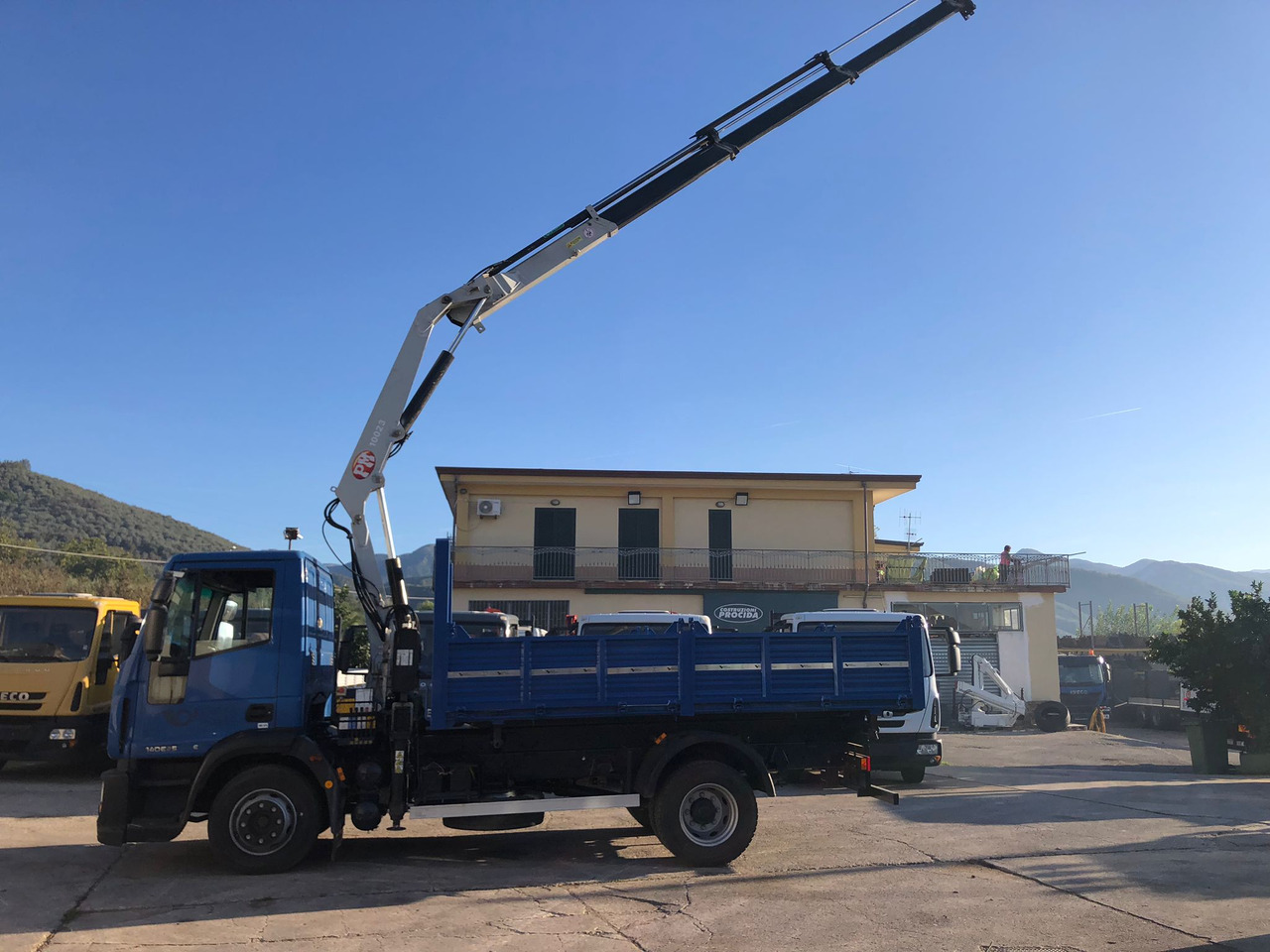 IVECO EUROCARGO 140E25 - شاحنة كرين: صور 2 IVECO EUROCARGO 140E25 - شاحنة كرين: صور 2